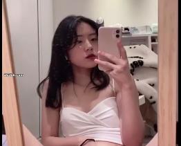 朱晏妮：厌世女学生，作者自拍，21年作品，7分钟视频，毫无表情内涵S