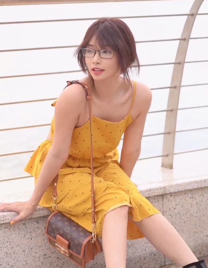 Kylie女神户外展示视频:多才多艺展现魅力,立体化妆吉他唱歌