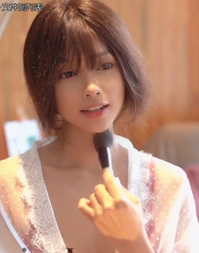 Kylie女神户外展示视频:多才多艺展现魅力,立体化妆吉他唱歌