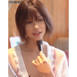 Kylie女神户外展示视频：多才多艺展现魅力，立体化妆吉他唱歌