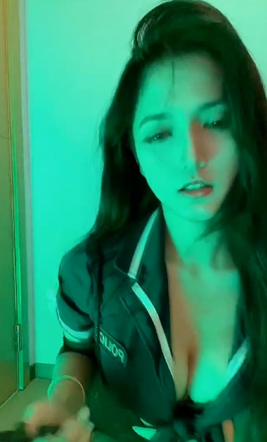 限时独家快手主播鬼鬼520定制福利6v500mb：清纯外表下的反差魅力直播