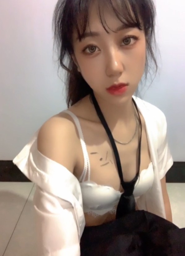 “小雨举牌露脸定制15.7g百度ED2K双平台热议”