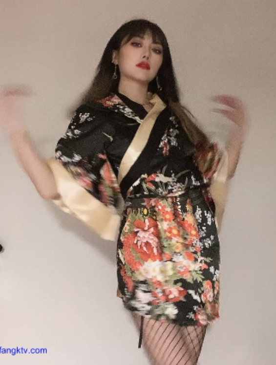 “小雨举牌露脸定制15.7g百度ED2K双平台热议”