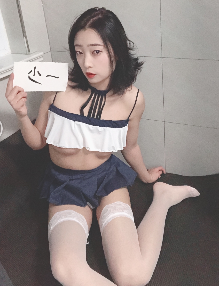 “小雨举牌露脸定制15.7g百度ED2K双平台热议”