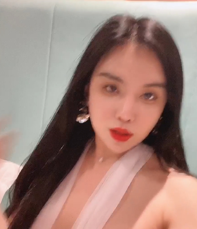 贴的话题也成为了视频中的一大亮点。总的来说，边缘TS潘霜霜的露脸私拍视频，不仅展现了她的魅力和风采，还引发了观众对于公会机制的思考和讨论。