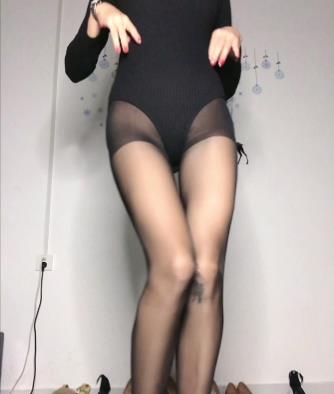 奈斯姐姐私人订制合集：成熟女人大姐姐的双大长腿大黑丝高跟足系列资源，收藏下载