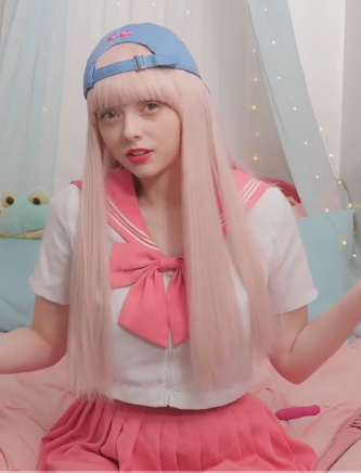 erena是一位在Onlyfans上备受关注的童颜大罩杯萌妹，她的F杯球围和清纯外表形成了鲜明的对比，吸引了众多粉丝的目光。她的视频资源丰富多样，总共有24个视频，大小合计约12.4GB，展现了她多样化的风格和表演。如果你喜欢欧美风格的特色美女，那么不容错过evieserena的直播和视频资源！