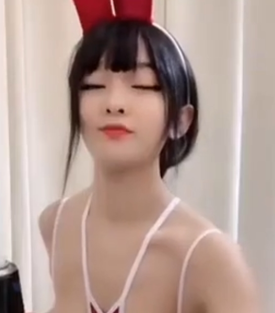 舔舔酱（咸小樱）：10v8.8g视频收藏达63，百度搜索量+115