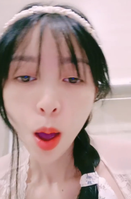 转载快手御姐老板娘最新合集19V15G，身材不错自嗨互动