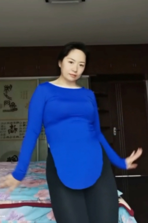 快手45万粉少妇月姐自拍合集8V296M，时而温柔时而疯癫，双重压缩，长期有效