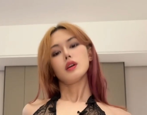 伪娘百度盘性感互动『是桃子吖』最新合集1V412M，黑丝内衣玩弄