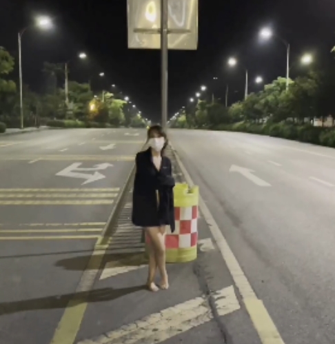 [转载搬运]极限户外展示！[爱吃菠萝]最新合集商场马路餐厅公园露...[72V+8G][百度盘]