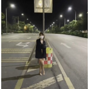 [转载搬运]极限户外展示！[爱吃菠萝]最新合集商场马路餐厅公园露...[72V+8G][百度盘]