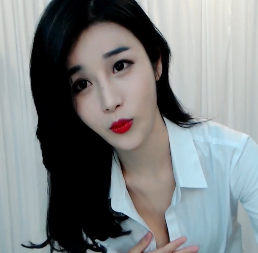 斗鱼小米(米儿啊)热舞补档合集29部3.3g，闪现瞬间深V诱惑