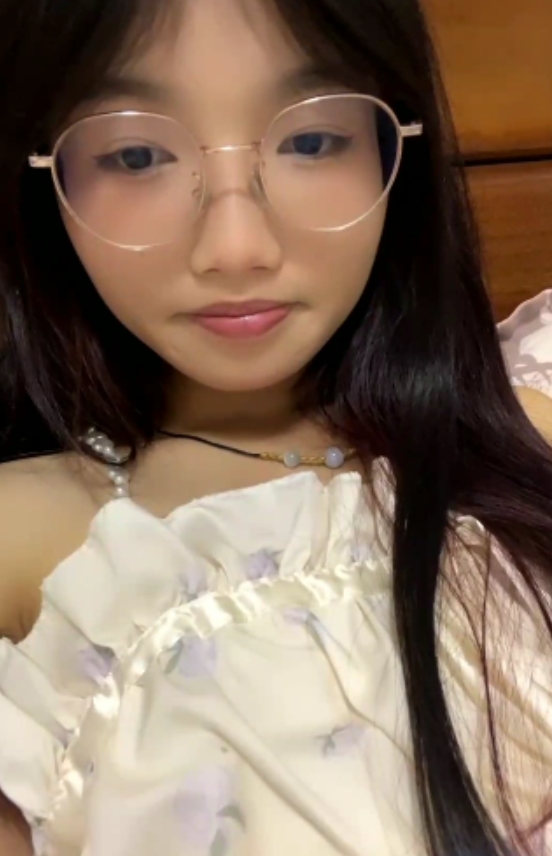 百度云ED2K眼镜学妹十四诗宿舍直播138部118.8G，双马尾眼镜妹子白大腿腿缝诱人喘息黏糊