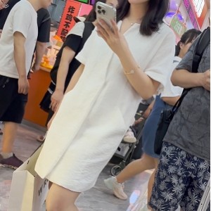 白色长裙少妇专注玩手机视频KFC1部287.3MB诱人