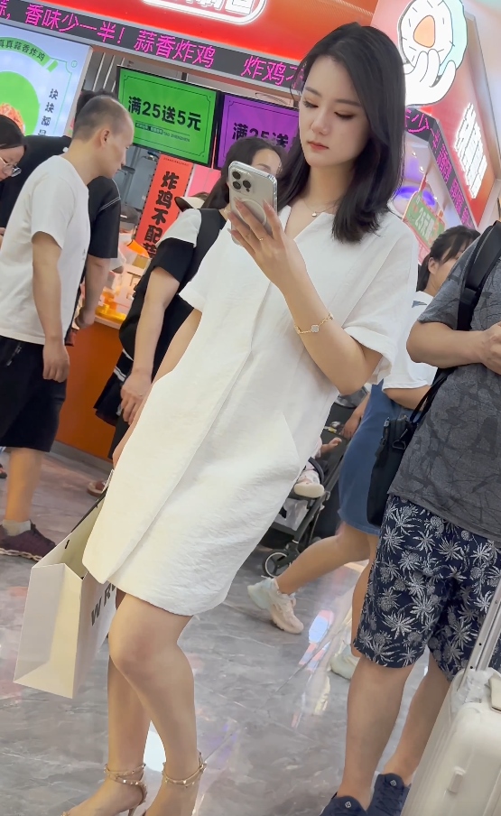 白色长裙少妇专注玩手机视频KFC1部287.3MB诱人