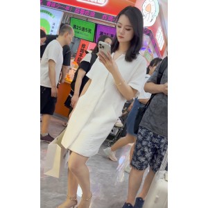 白色长裙少妇专注玩手机视频KFC1部287.3MB诱人