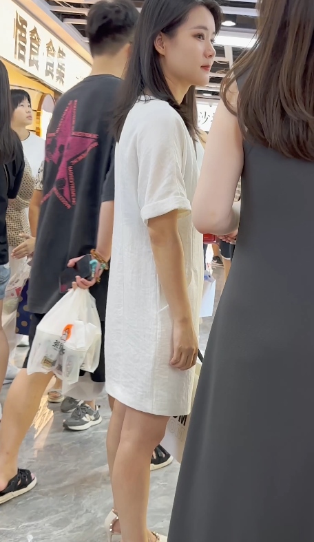 白色长裙少妇专注玩手机视频KFC1部287.3MB诱人