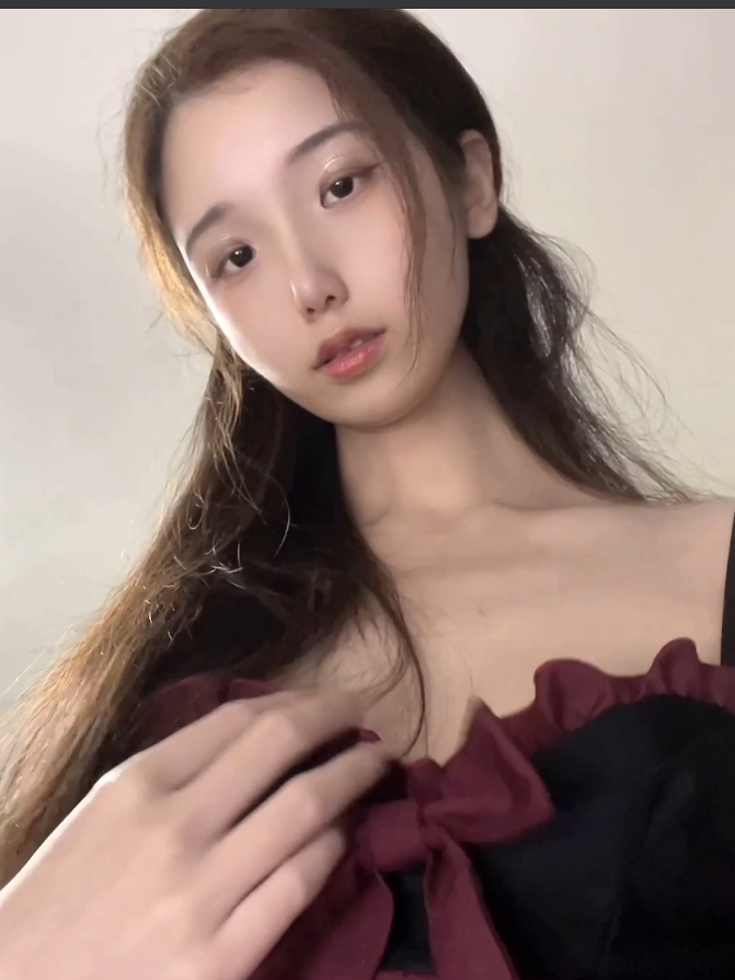 果冻小姐反差私拍9V222M甜美妹子隐藏另一面